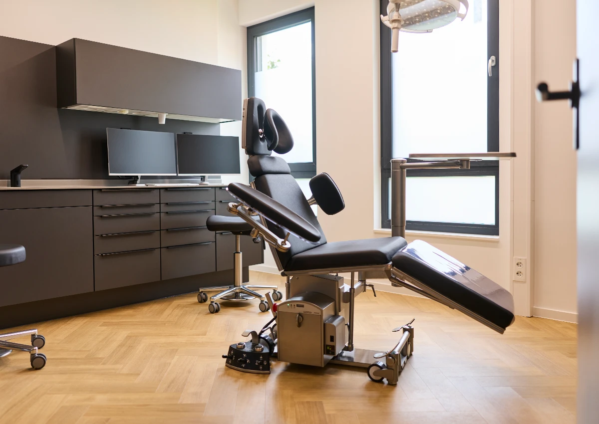Brauner Behandlungsstuhl für Oralchirurgische Eingriffe