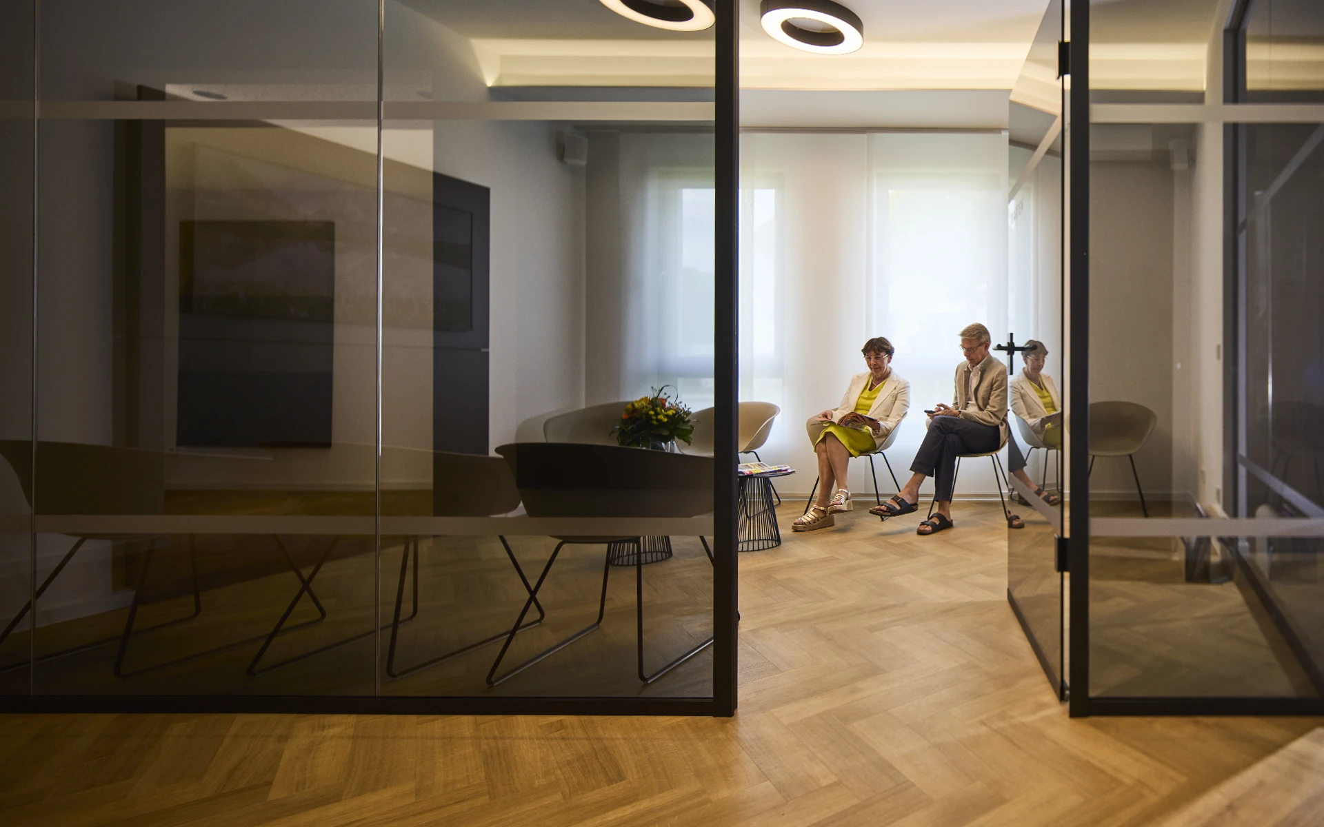 Patienten sitzend im Wartezimmer.