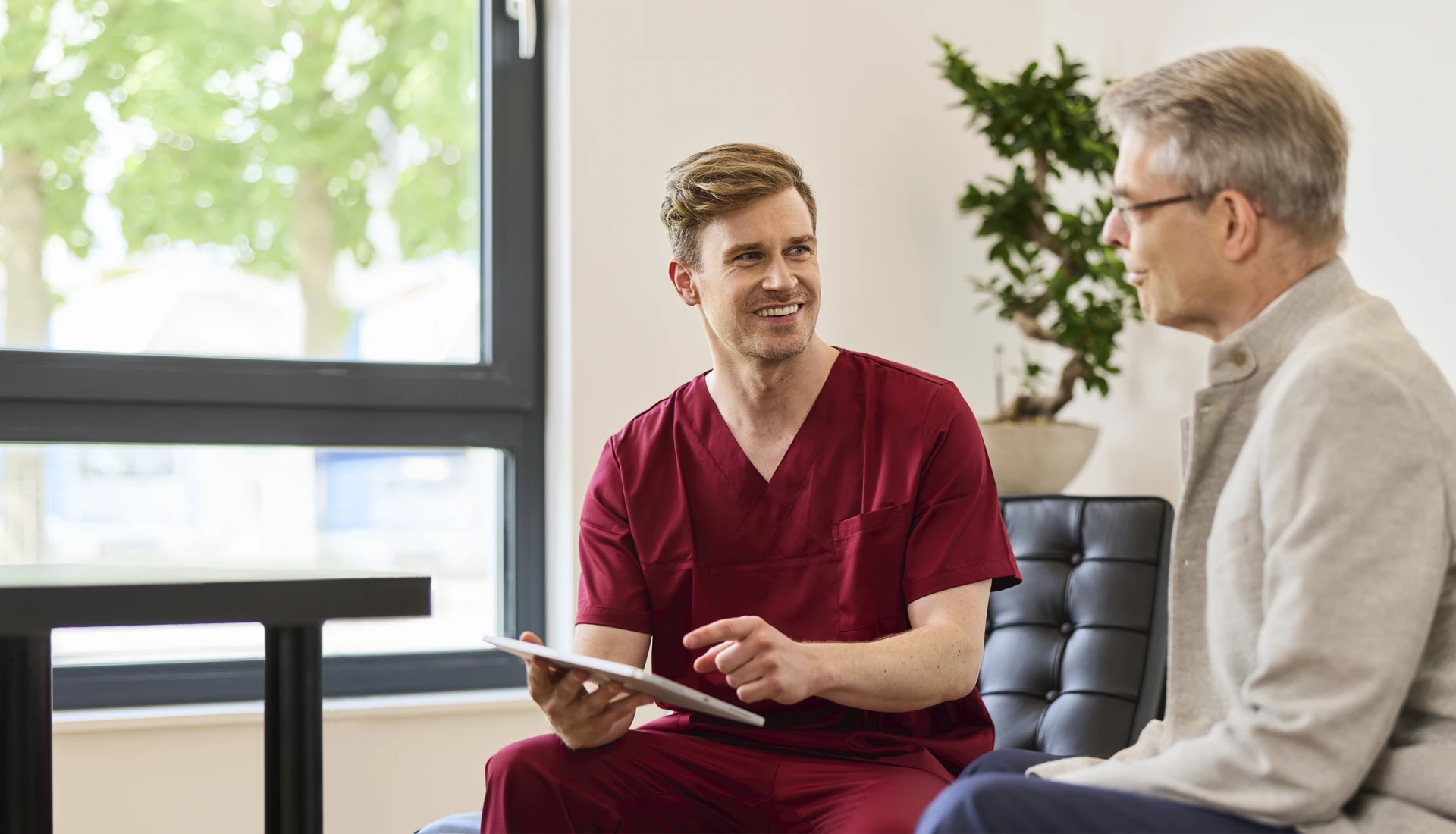Fachzahnarzt Philipp Deuringer im Beratungsgespräch mit Patient.