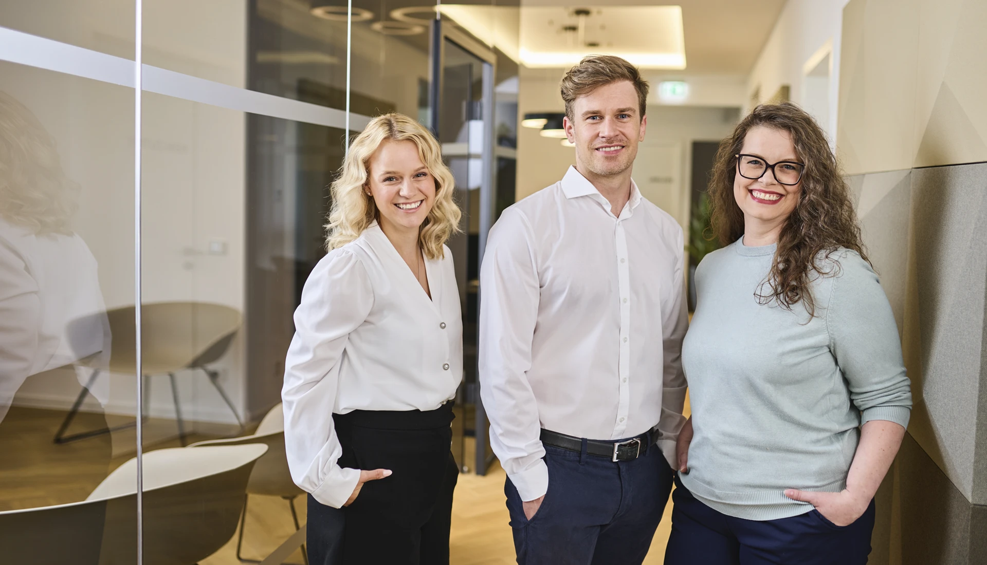 Herr Deuringer mit seinem Team stehend in der Praxis