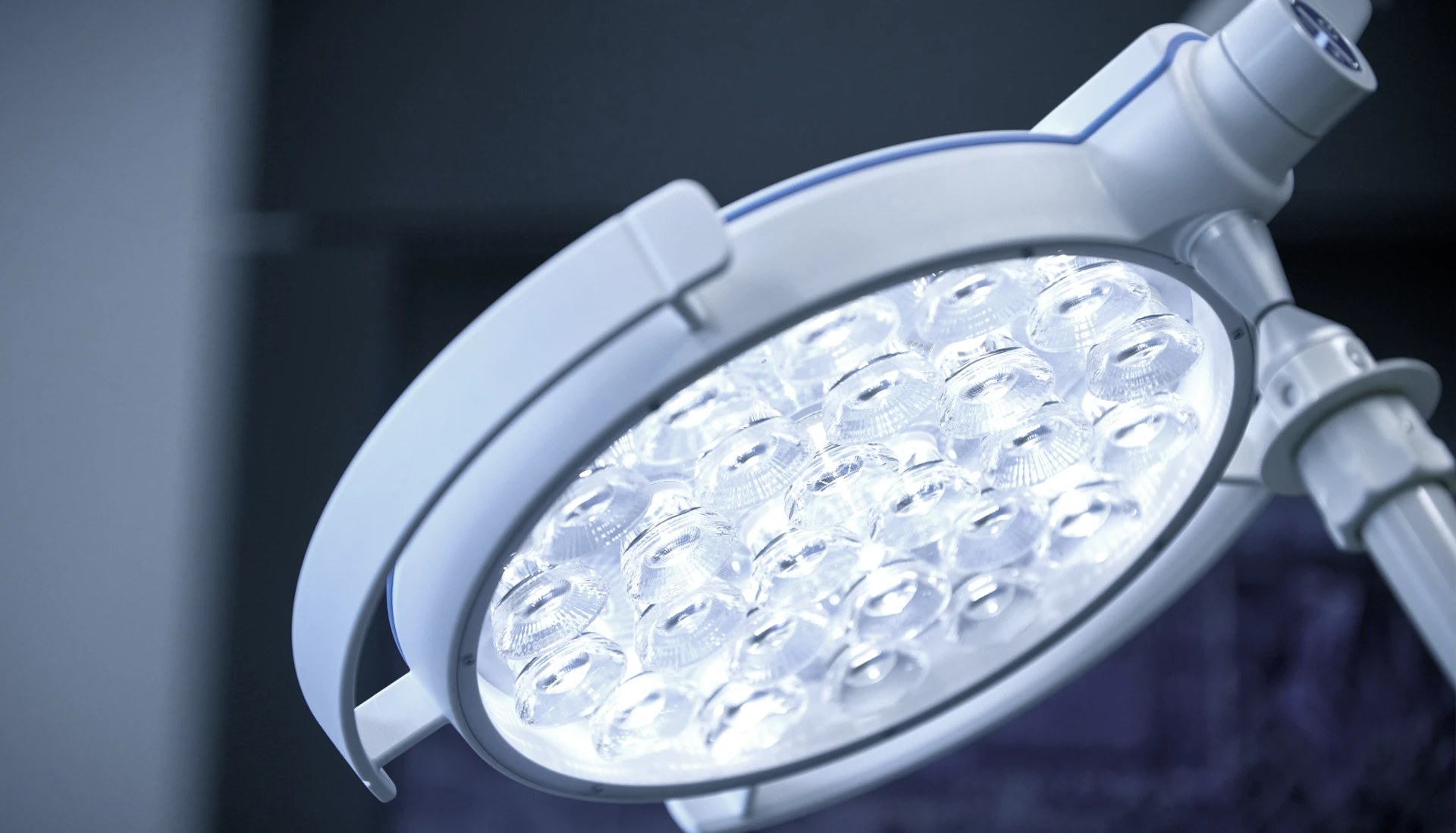 oralchirurgie_implantologie_deuringer_all_on_4_op_lampe.webp