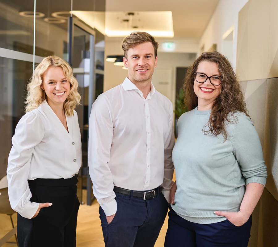 Herr Deuringer mit seinem Team stehend in der Praxis