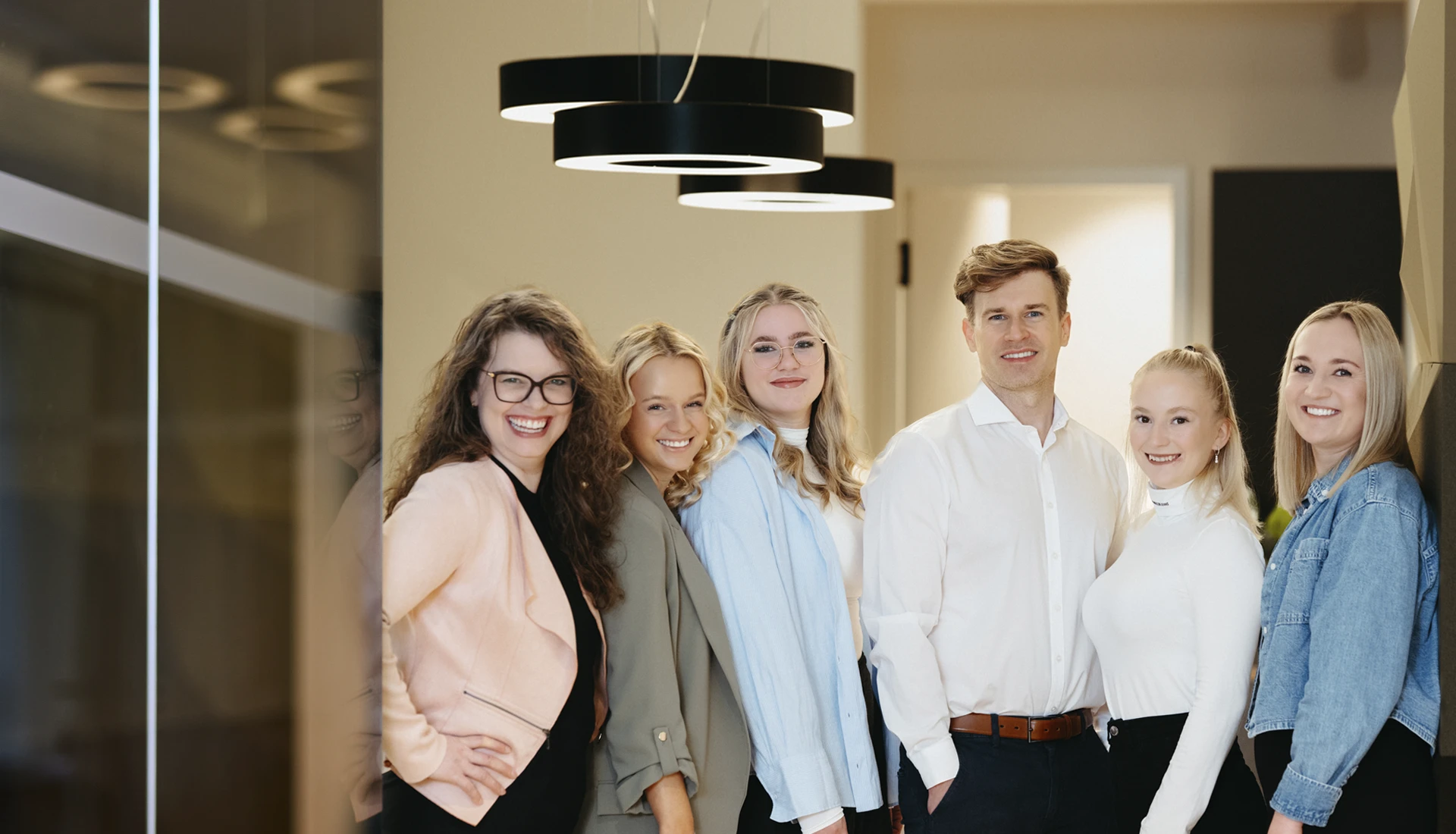 Herr Deuringer mit seinem Team stehend in der Praxis